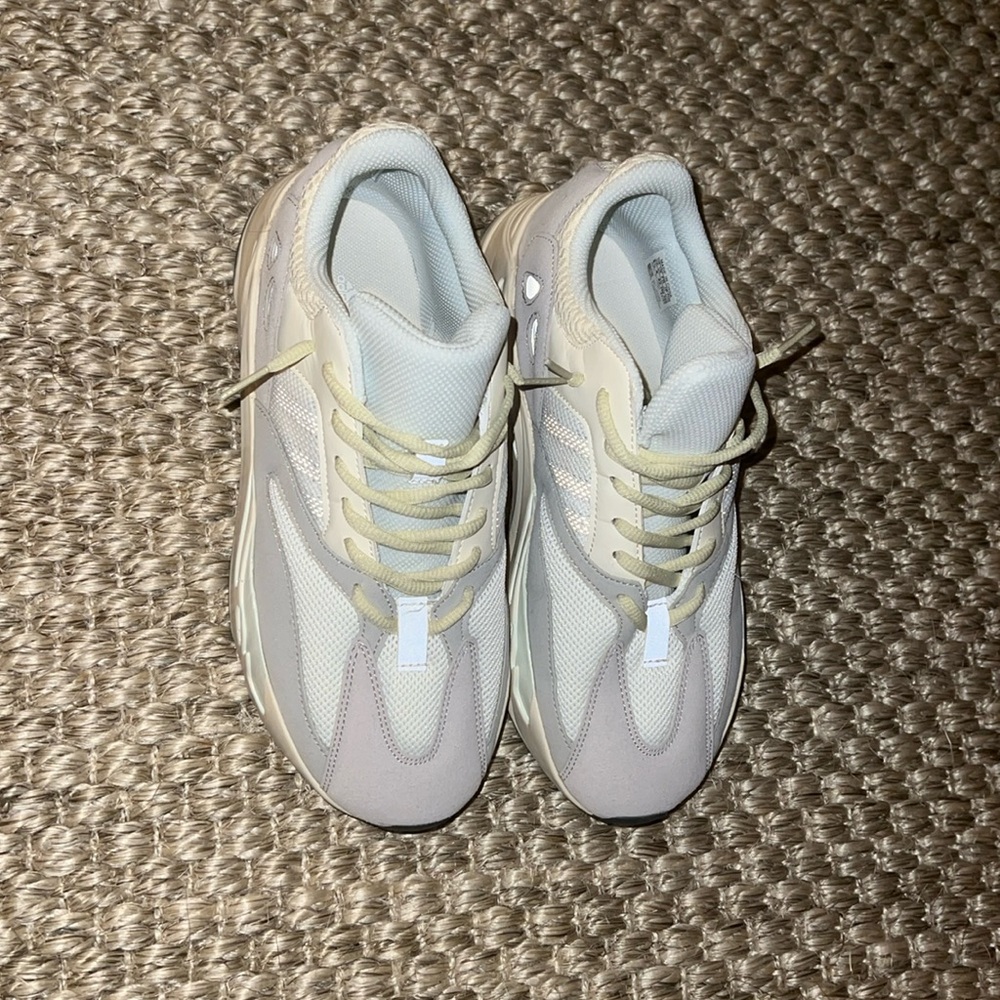 Yeezy 700 analog size 8 1/2